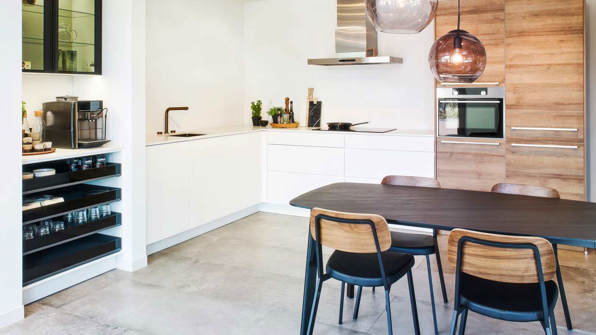 Moderne witte keuken in Scandinavische stijl